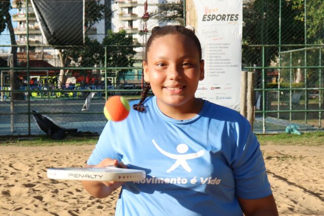 Crianças praticando beach tennis em quadra de areia no Jardim São Benedito.