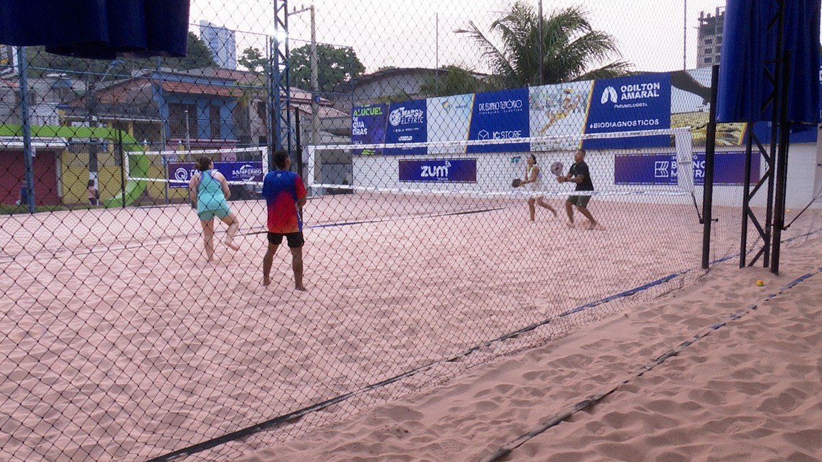 Atletas competindo no San Beach Open, um torneio de beach tennis em Santarém.