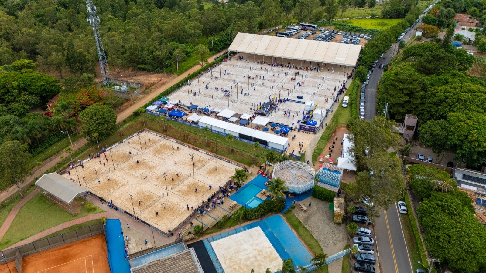 Atletas competindo no Campeonato de Beach Tennis em Valinhos, destacando a energia e a emoção do evento.