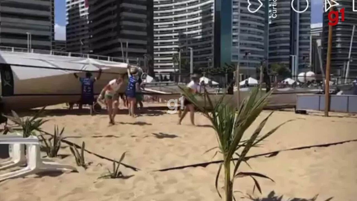 Tendas de proteção derrubadas pelo vento durante competição de beach tennis na Praia de Iracema.