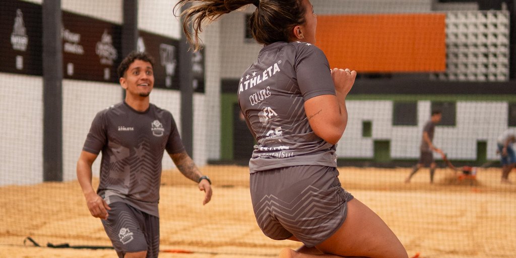 Praticantes de futevôlei e beachtennis jogando em quadra de areia em Caxias do Sul.