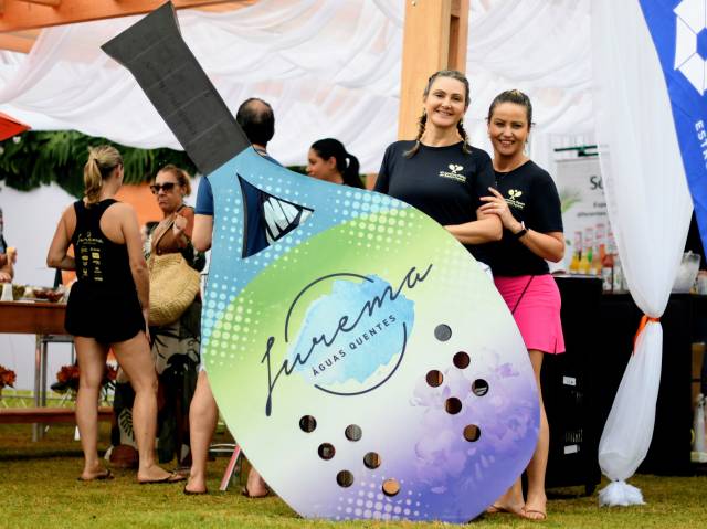 Jogadores de beach tennis competindo em Jurema Águas Quentes, rodeados pela natureza.