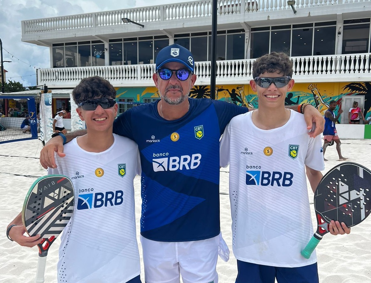 Ravi Rodrigues e Gabriel Barbosa celebrando a vitória no beach tennis em Aruba.