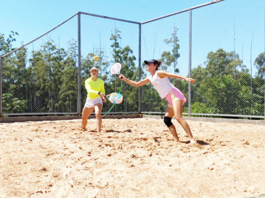 Jogadores competindo em um torneio de beach tennis na Arena 7 de Goioerê.