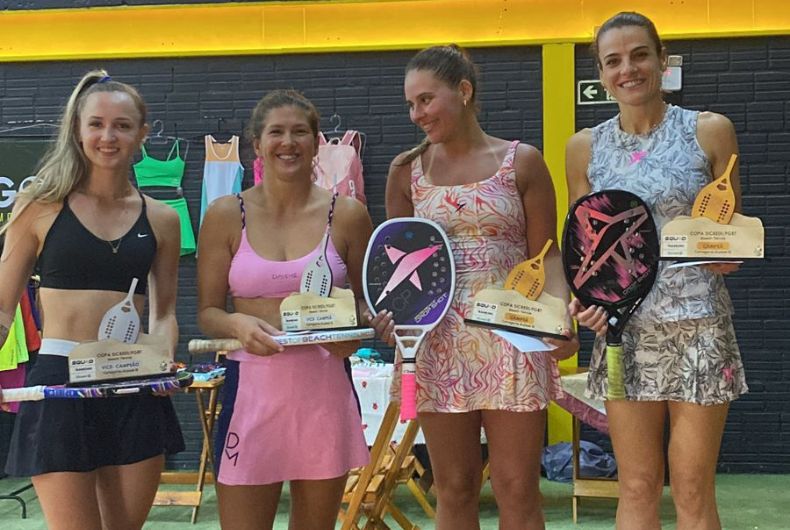 Atletas competindo em torneios de padel e beach tennis, destacando a emoção e a competitividade dos eventos.