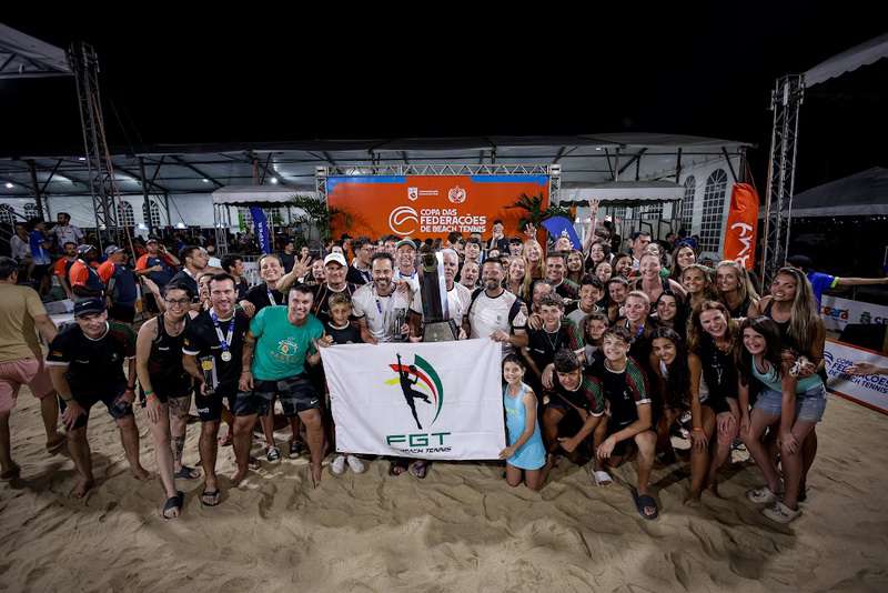 Atletas do Rio Grande do Sul comemorando a vitória na Copa das Federações de Beach Tennis na Praia de Iracema.