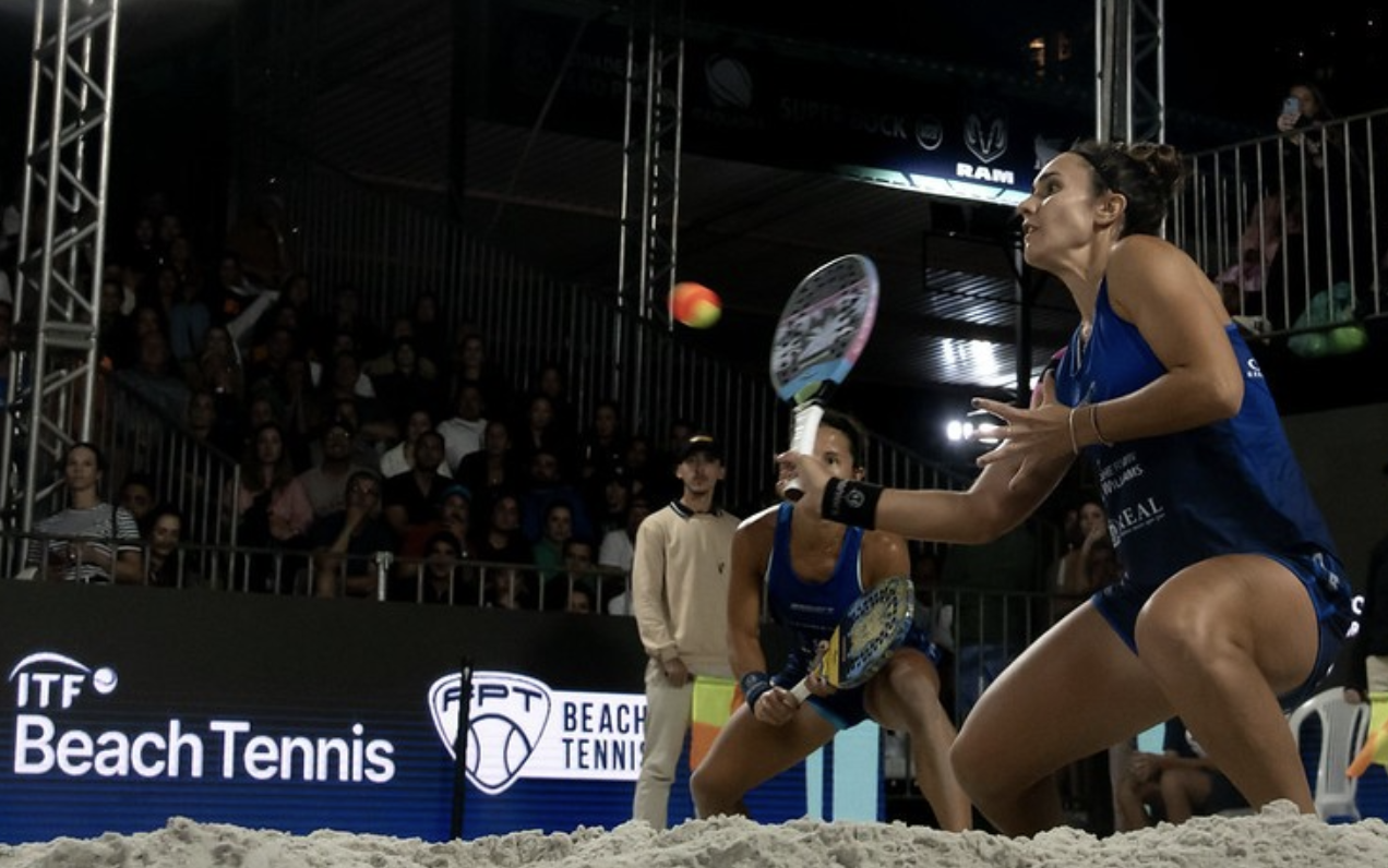 Logo da Vivo em evento de beach tennis na Arena Eztec, Morumbi, São Paulo.