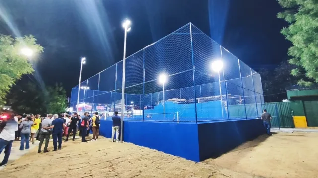 Inauguração da nova praça poliesportiva em Feira de Santana com quadra de beach tennis e áreas de lazer.