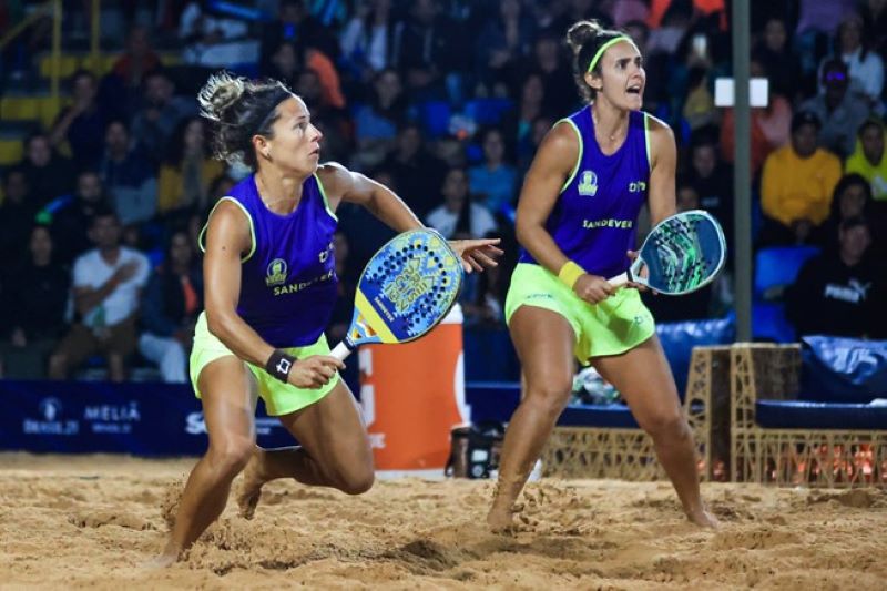 Jogadores de beach tennis competindo em um torneio na praia, destacando a popularidade do esporte no Brasil.