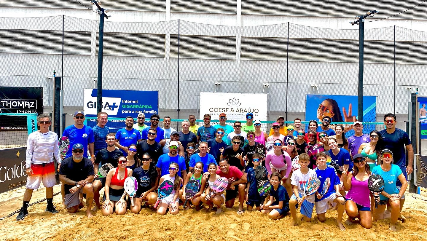 Atletas capixabas se preparando para o Campeonato Brasileiro de Beach Tennis na Praia de Camburi, Vitória.