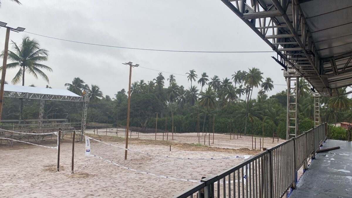 Atletas competindo no Macena Open de beach tennis na Praia de Pajuçara, Maceió.