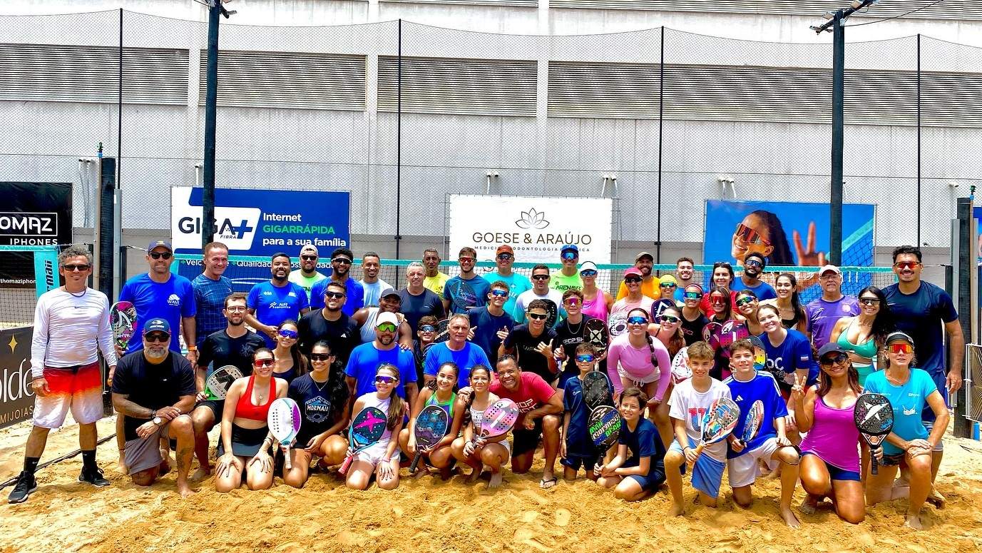 Atletas capixabas se preparando para o Campeonato Brasileiro de Beach Tennis na praia de Camburi, Vitória.