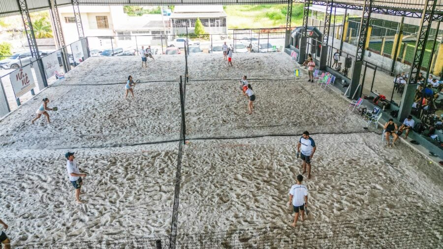 Arena Beach Juruá com quadras de beach tennis e visitantes se divertindo em Cruzeiro do Sul.