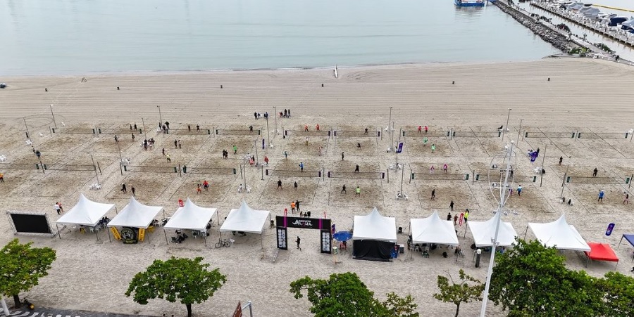 Competidores se preparando para o Circuito Aloha Beach Tennis em Balneário Camboriú.