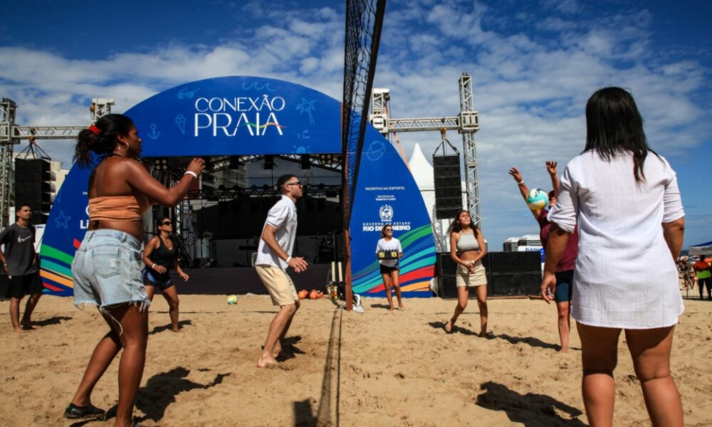 Participantes se divertindo em atividades esportivas durante o evento Conexão Praia em Ipanema.