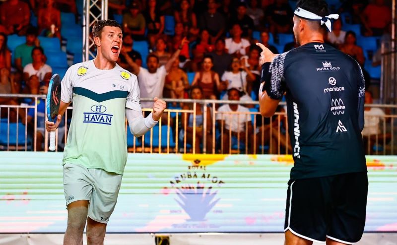 André Baran levantando o troféu após vencer o Sand Series em Aruba, destacando-se no beach tennis.