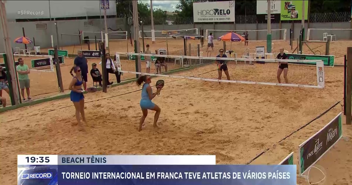 Atletas competindo no torneio internacional de beach tennis em Franca, Brasil.