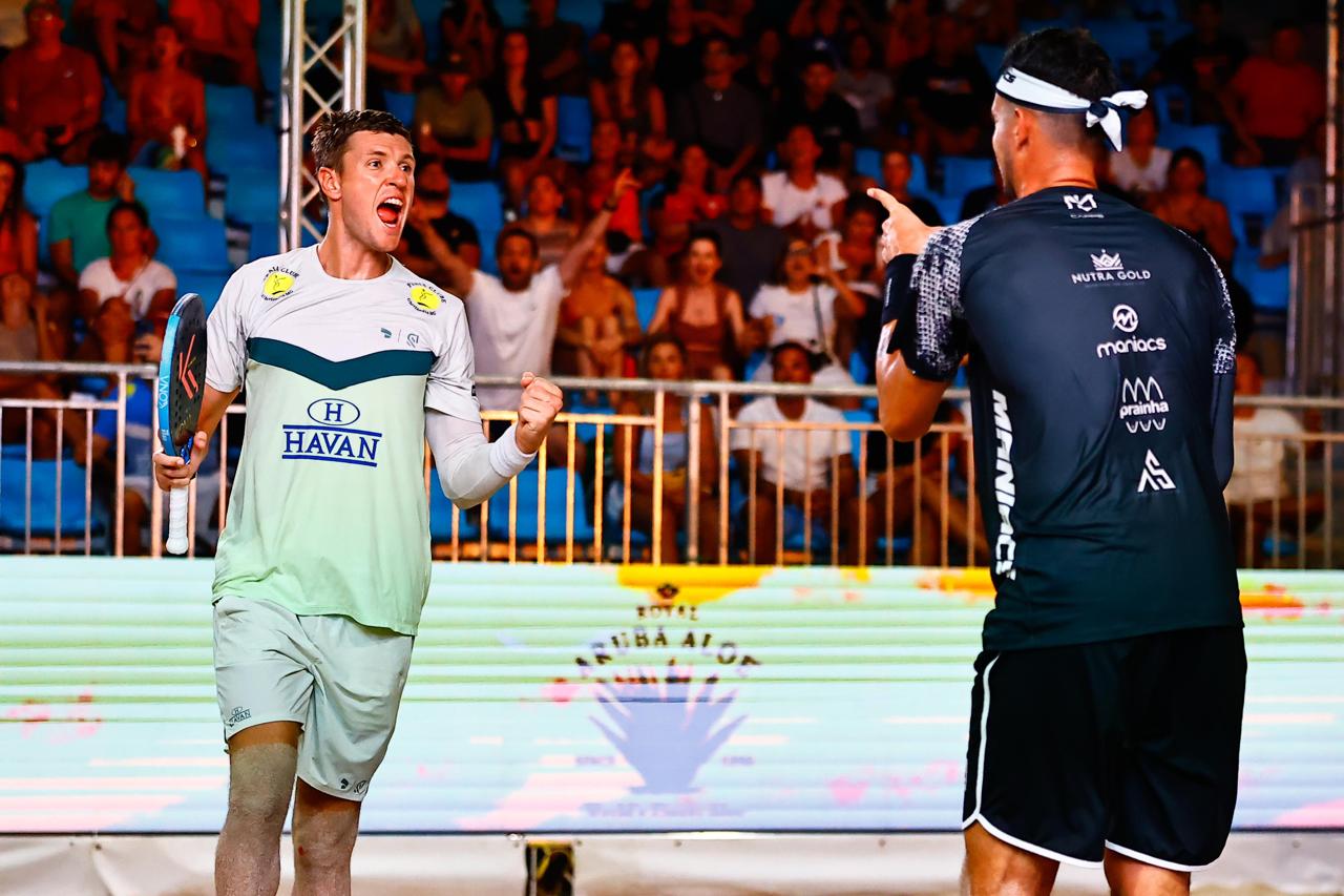 André Baran e Michele Cappelletti celebrando a vitória no Sand Series de Aruba, destacando-se no beach tennis mundial.