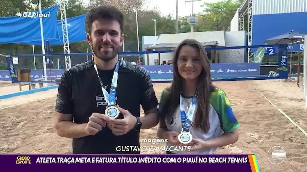 Thalita Diniz e equipe comemorando a vitória na Copa das Federações de Beach Tennis.