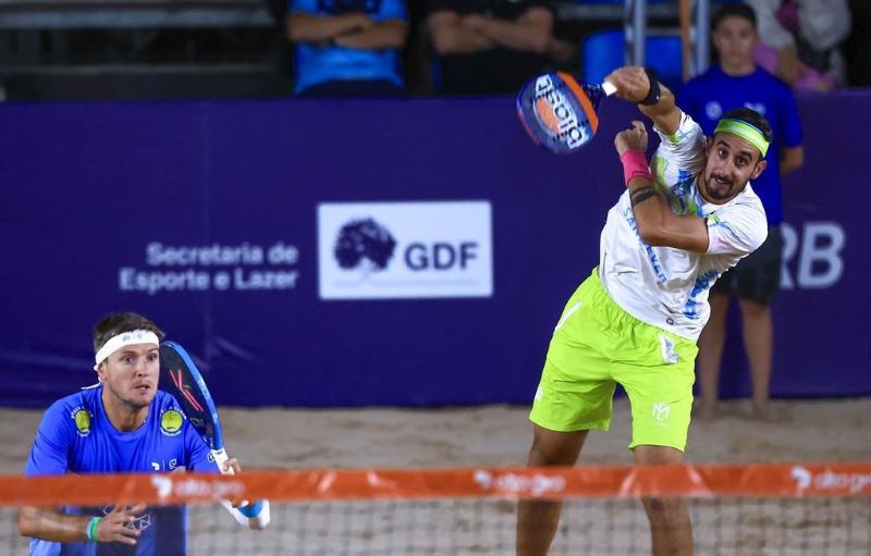 Arena BRB Nilson Nelson em Brasília durante o ITF Beach Tennis Finals, com duplas competindo em quadra de areia.