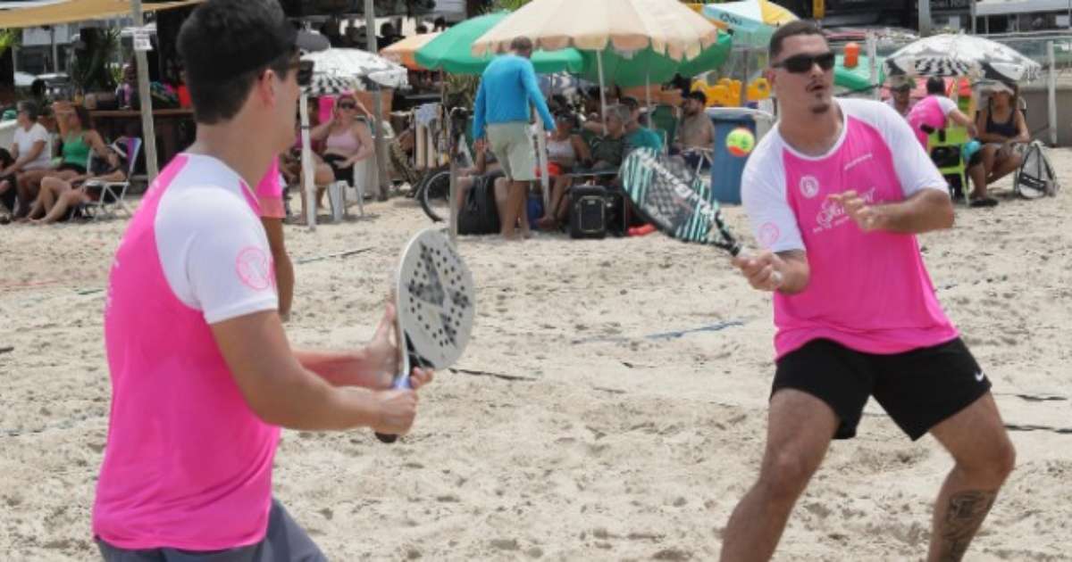 Atletas competindo na nona etapa do Circuito Fairmont de Beach Tennis na Praia de Copacabana.