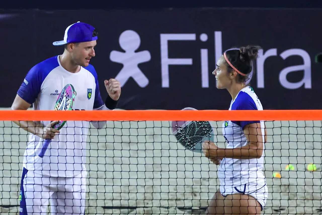 Logo da Vivo em evento de beach tennis, destacando o patrocínio da Copa do Mundo.