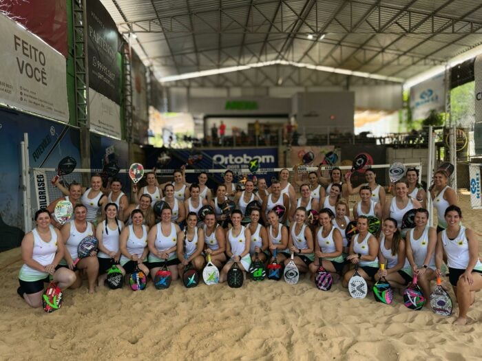 Atletas competindo no Torneio de Integração Rainha Summer promovido pela Confraria do Beach Tennis.