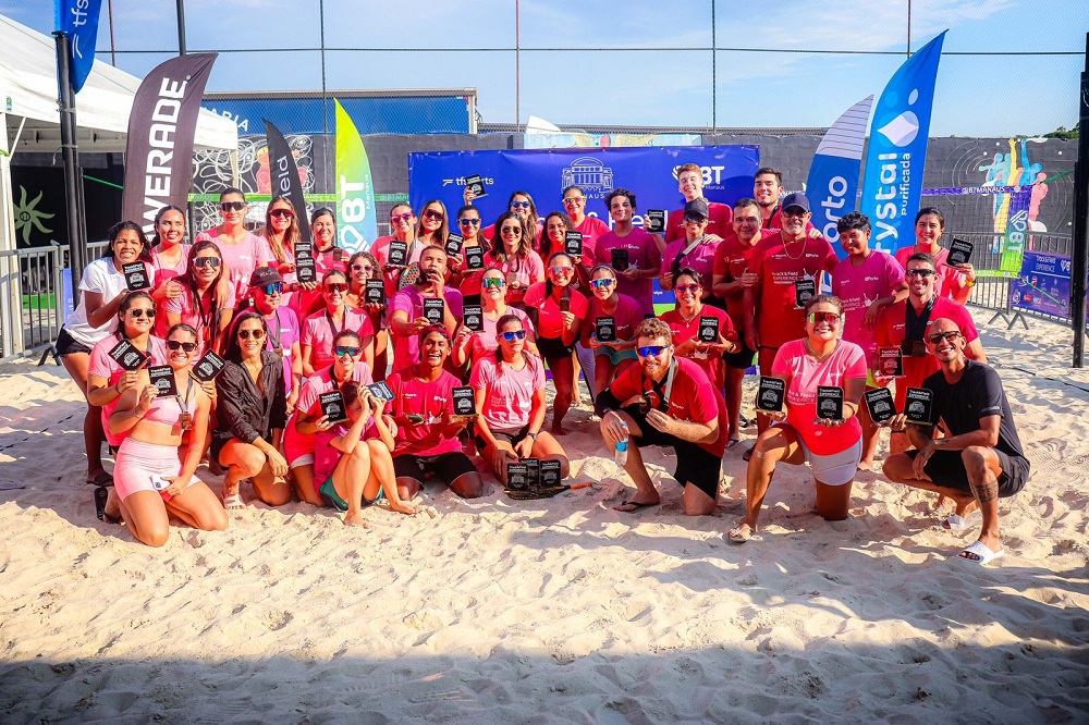 Atletas competindo na Copa Beach Tennis Manaus 2024 em uma quadra de areia.