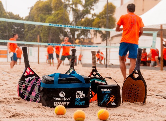 Participantes do TS4 Beach Tennis Day se divertindo em uma quadra de beach tennis na Arena Estação.