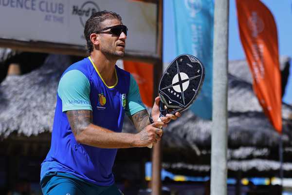 Rafael Moura jogando beach tennis na Copa das Federações em Fortaleza.