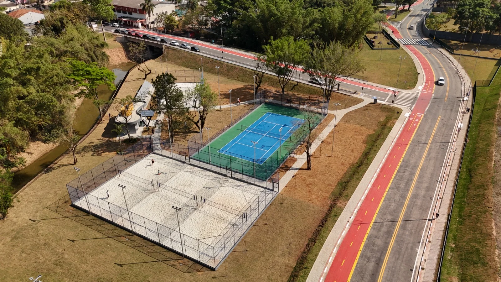 Jogadores de vôlei de praia competindo no Complexo Esportivo Paulo Geanetti Machado em Guararema.