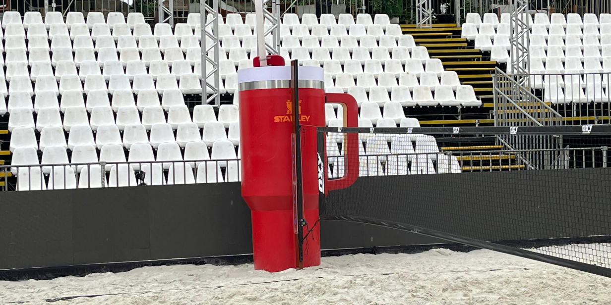 Copo gigante da Stanley como cadeira de arbitragem na Copa do Mundo de Beach Tennis em São Paulo.