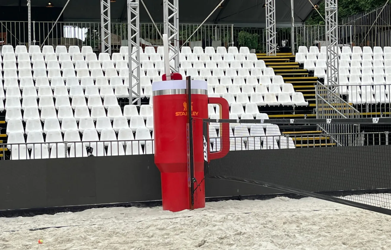 Cadeira de arbitragem transformada em copo Quencher gigante durante a Copa do Mundo de Beach Tennis.