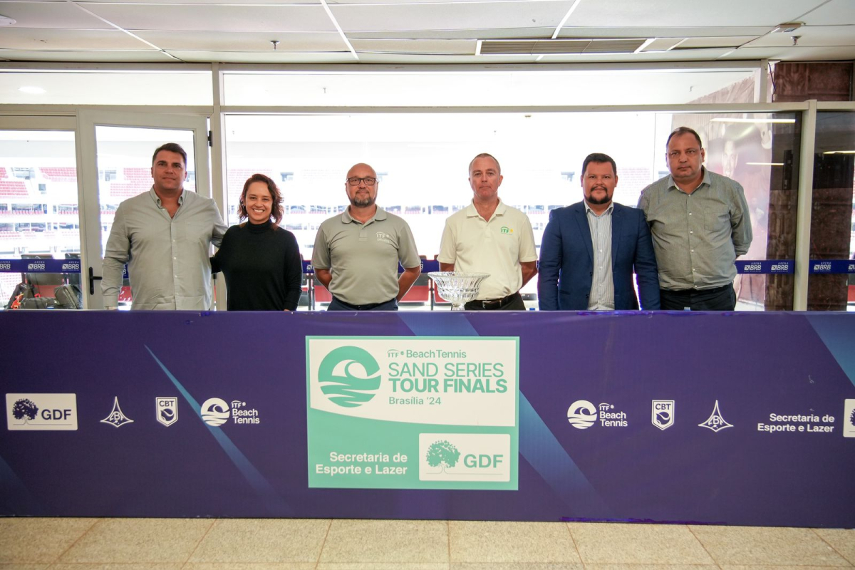 Jogadores competindo no ITF Beach Tennis Finals em Brasília, destacando a emoção do torneio.