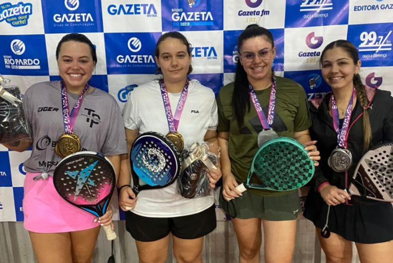 Atletas competindo no Torneio Open dos Vales, destacando o beach tennis e padel na região.