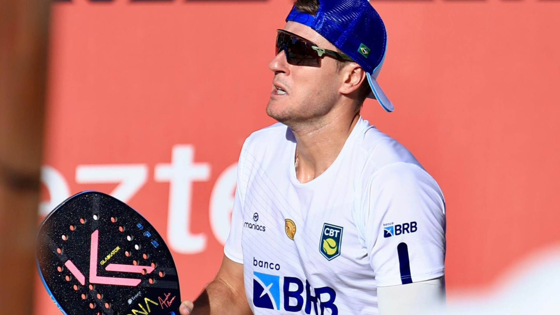 André Baran em ação durante uma competição de beach tennis, destacando sua habilidade e conquistas no esporte.