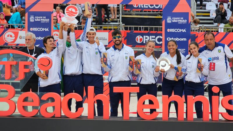 Equipe juvenil do Brasil treinando para o campeonato mundial de beach tennis.