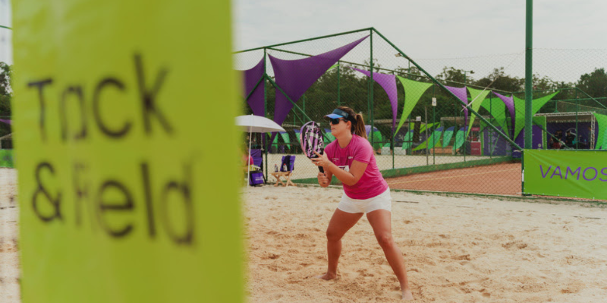 Atletas participando de eventos da TFSports, incluindo beach tennis e corridas.