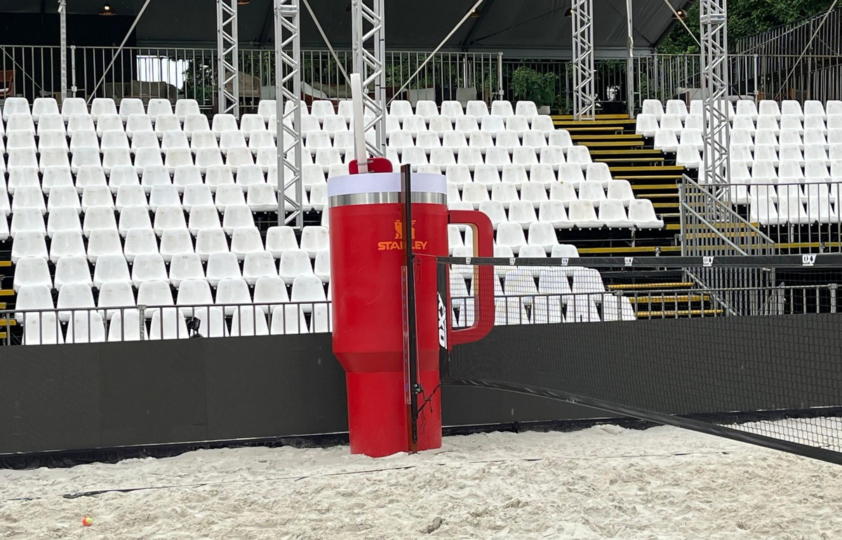 Jogadores de beach tennis competindo na Copa do Mundo em São Paulo, com marcas patrocinadoras visíveis.