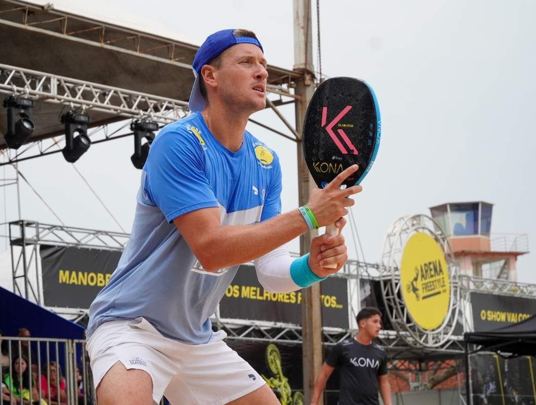 Atletas competindo no Champs Open de beach tennis na Arena Ibirapuera em São Paulo.