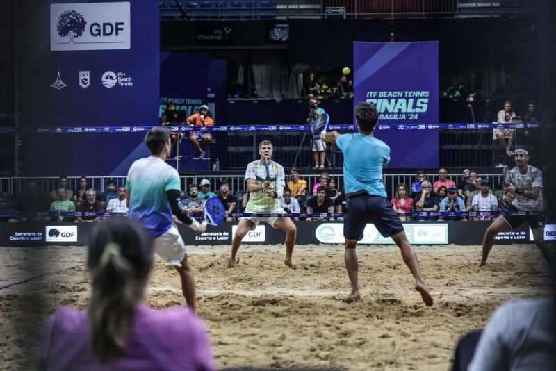 Duplas competindo nas Beach Tennis Finals em Brasília, com destaque para a emoção e a competição acirrada.