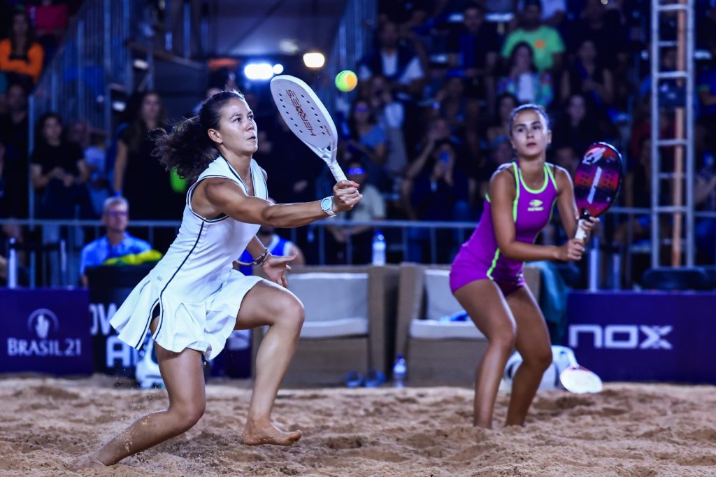 Atletas competindo no ITF Beach Tennis Finals em Brasília, destacando a força do Brasil no beach tennis.