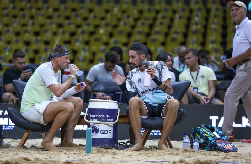 Atletas brasileiros competindo nas semifinais do ITF Beach Tennis Finals em Brasília.