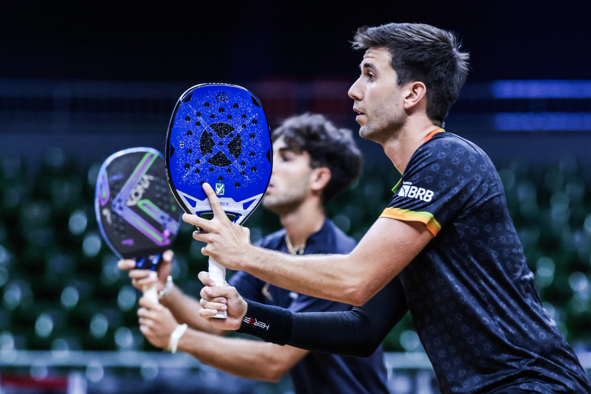 Atletas brasileiros competindo nas semifinais do ITF Beach Tennis Finals em Brasília.