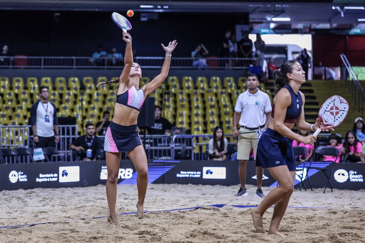 Jogadores de beach tennis competindo nas semifinais do ITF Beach Tennis Finals em Brasília.