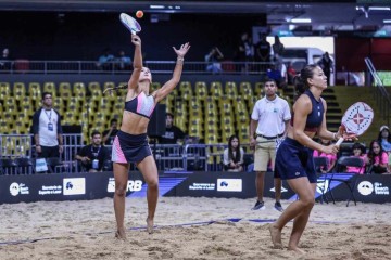 Duplas brasileiras competindo no ITF Beach Tennis Finals em Brasília, mostrando habilidade e garra.