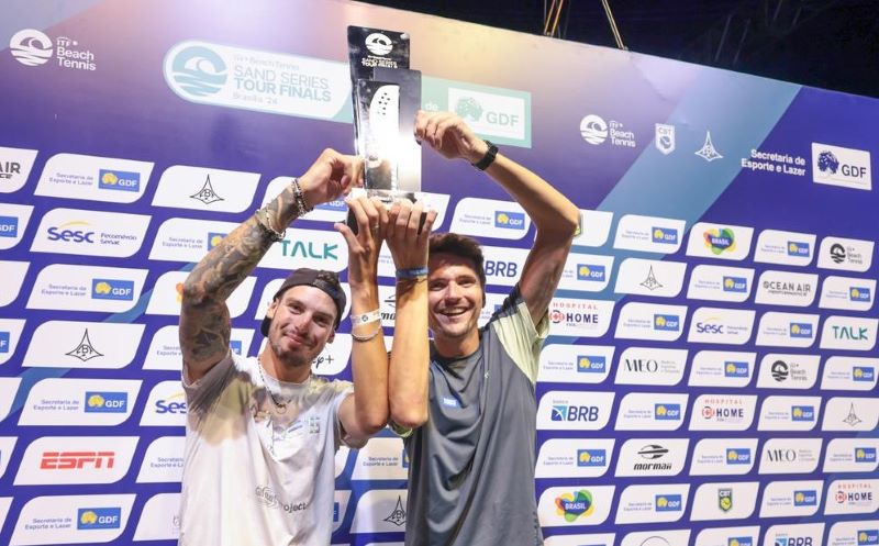 Duplas campeãs do ITF Beach Tennis Finals em Brasília, destacando os vencedores europeus.