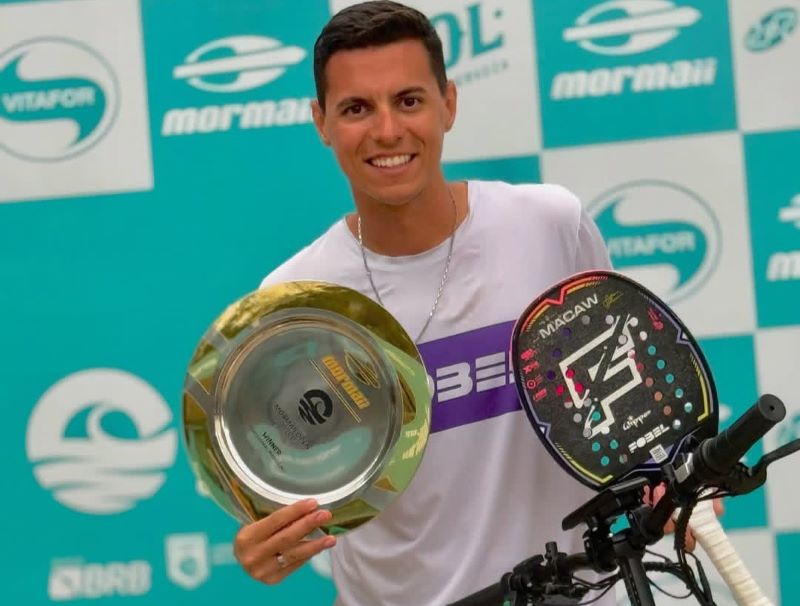 Gustavo Russo celebrando a vitória no BT 200 de Garopaba, torneio de beach tennis em Santa Catarina.