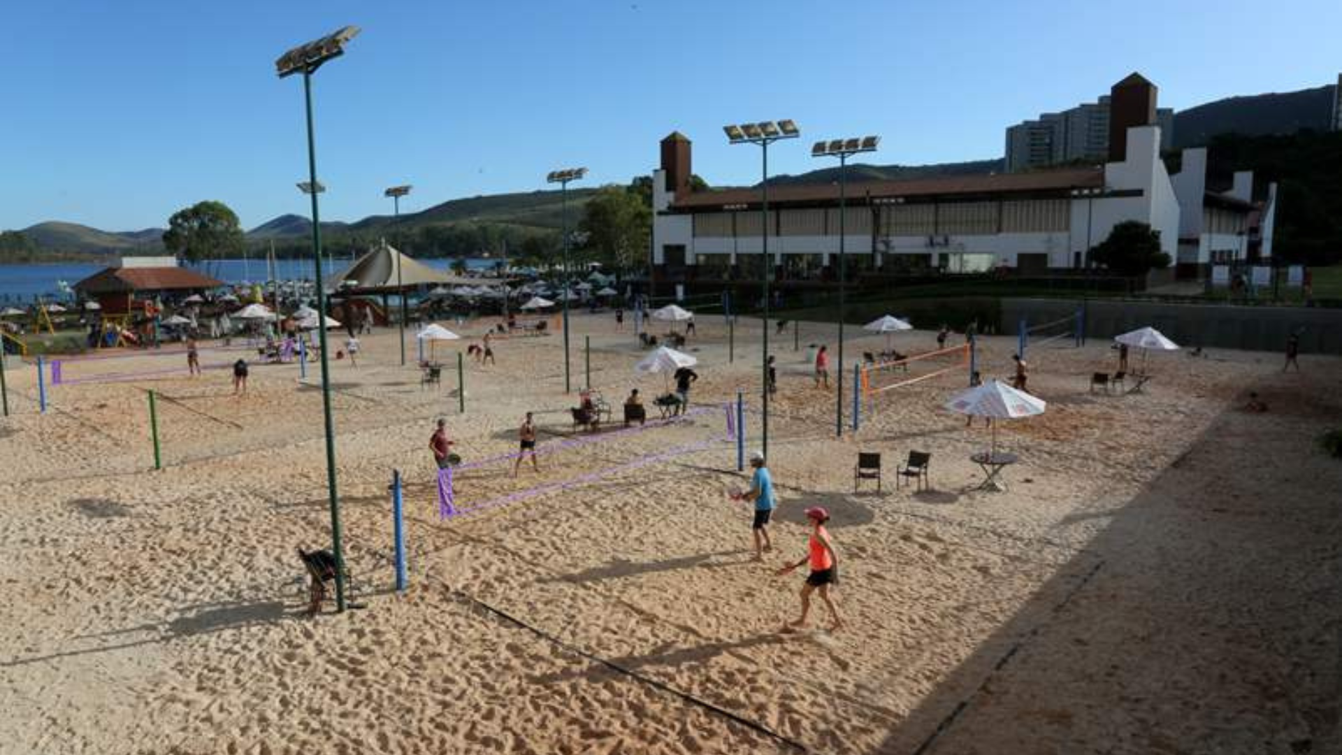 Atletas competindo no Torneio Finals O Tempo em Belo Horizonte, celebrando o espírito esportivo.