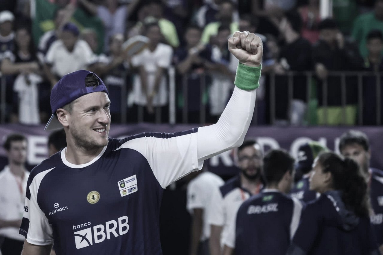 André Baran jogando beach tennis na Copa do Mundo 2023 em São Paulo.